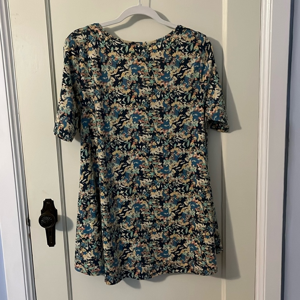 LuLaRoe Perfect T size M EUC - Picture 2 of 4